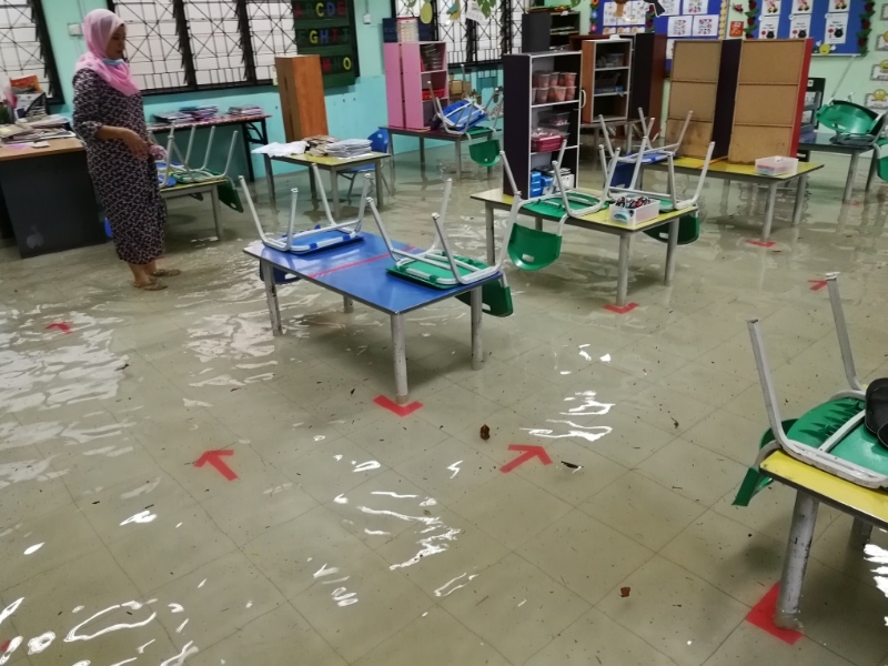 麻坡5天内二度闪电水患16地区沦陷。中化二A学前教育班首次遭遇水劫，老师们及时将学童们疏散至二楼课室。