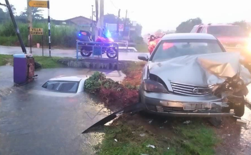 麻坡峇吉里路3英里处发生惊险车祸，一辆轿车在大雨中失控将一辆停放在路边的轿车撞入大沟内，整辆车几近没顶。