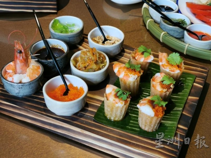 台北chope chope餐厅Kueh Pie Tee里的配料，保有部分传统、部分创新。