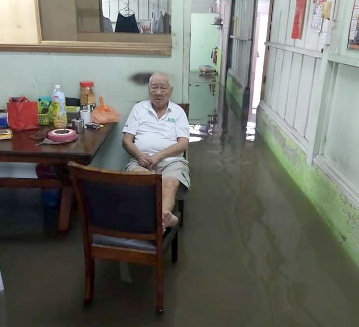 麻坡5天内二度闪电水患16地区沦陷。五马路随娘老人安居所也一雨成灾，其内年长者的行动皆受到限制。