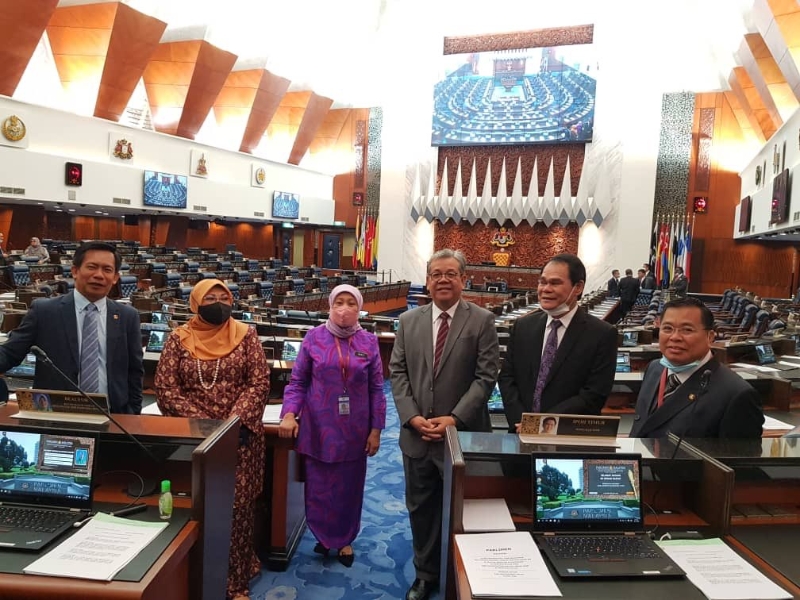 鲁勃安都区国会议员朱嘉慕央（右）与砂盟国会议员合影，左起为丹绒玛尼区国会议员尤索夫瓦合、峇丹鲁巴区国会议员罗哈妮、峇丹砂隆区国会议员南茜苏克利、伊干区国会议员阿末佐尼及峇南区国会议员安宜奥。