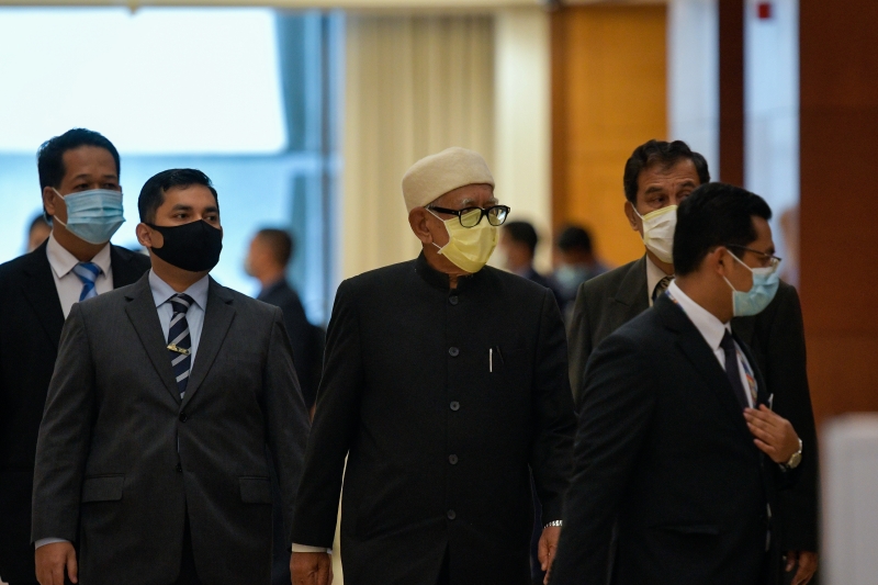 哈迪阿旺（中）做足抗疫SOP，戴上口罩出席国会会议。