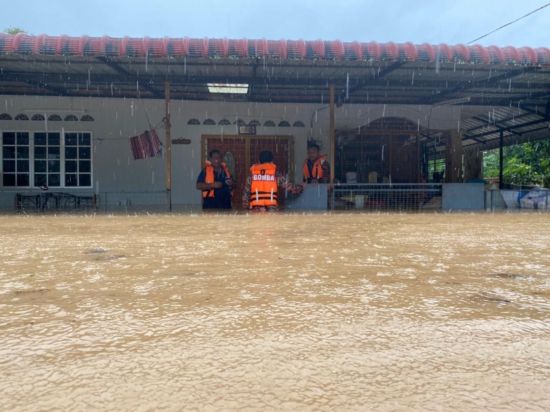 一场连绵大雨引发芙蓉甘榜本班严重水灾，消拯人员正设法救援。