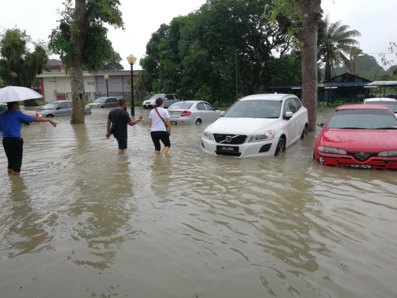 麻坡5天内二度闪电水患16地区沦陷。医院停车场的水位超过2尺，访客的车辆在多位热心人士的协助下，纷纷移开现场。