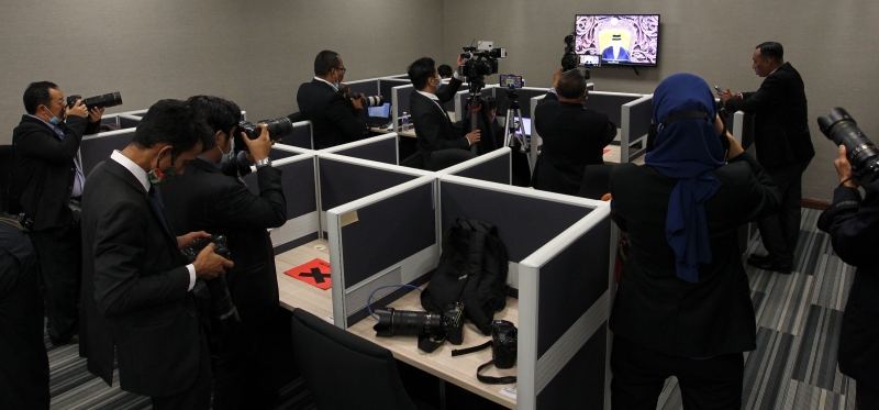 新常态的国会会议采访SOP，只允许新闻从业员在媒体室里采访，因此出现了摄影机翻拍电视的有趣画面。