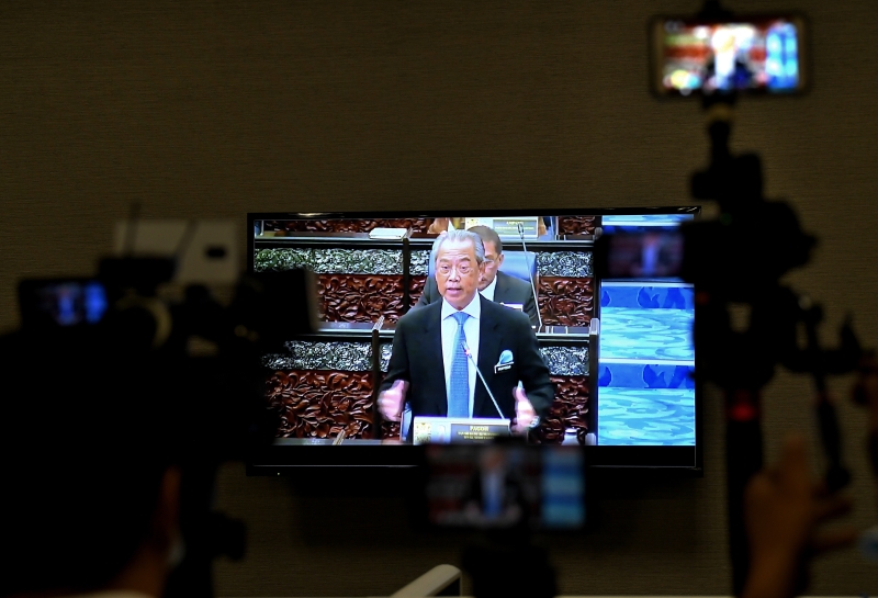 慕尤丁出席国会会议，亲自回答议员的提问，在疫情新常态下，媒体只能在媒体中心里拍摄电视直播。