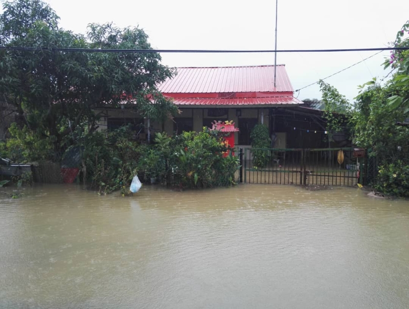麻坡市今早降雨量达270毫米，创下历史新高。一些居住在低洼地区的居民，短短1个月内面对3次闪电水患的困扰。