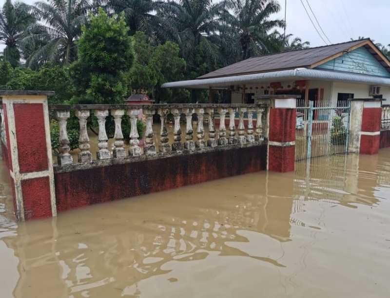 清晨的一场长命雨，导致巴力文莪四支半逾20所住宅沦陷，水深接近两尺。