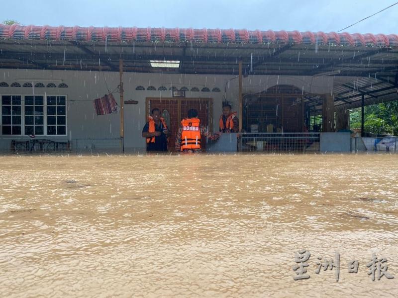 一场连绵大雨引发甘榜本班严重水灾，消拯人员正设法救援。