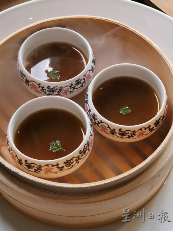 台北chope chope餐厅里的肉骨茶调酒，保留既有肉骨茶元素，再加入威士忌与棕榈糖，别有一番风味。