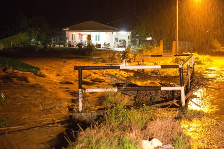 话望生县昨晚一场连绵豪雨造成多地发生闪电水灾。河水汹涌，淹上小桥。