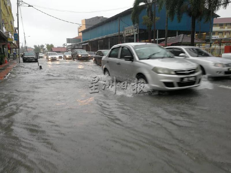 麻坡短短一个月内3度遭遇水劫，此次情况最为严重，市区街道沦为水乡。