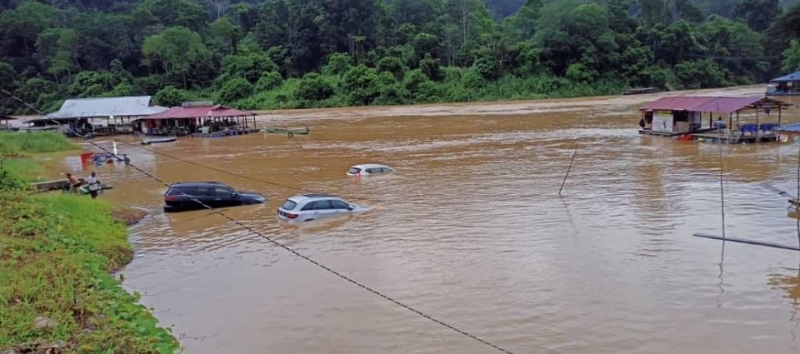 瓜拉大汉河水高涨·数辆轿车泡在水中，停放在低洼区的车子全泡在水中。
