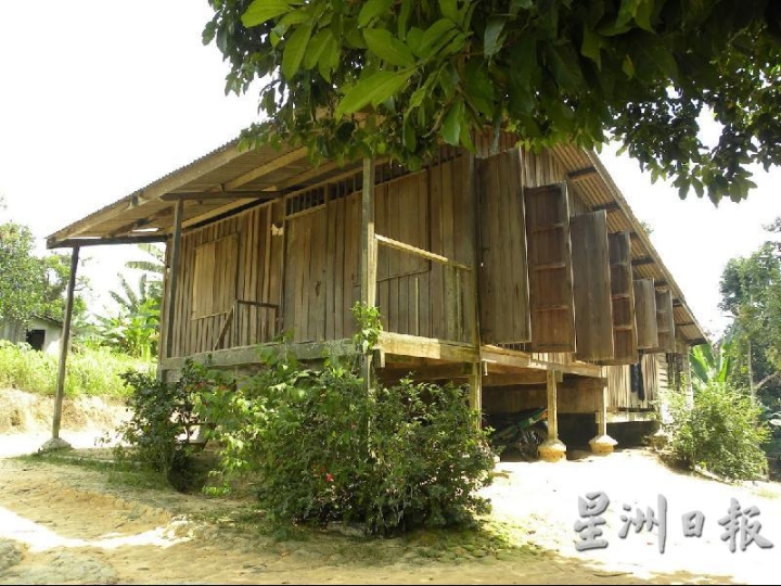 在雪兰莪州内Kampung Ulu Tamu的原住民房子，抬高地板以便阻隔地面的湿气，平时也可以防止动物侵入。
