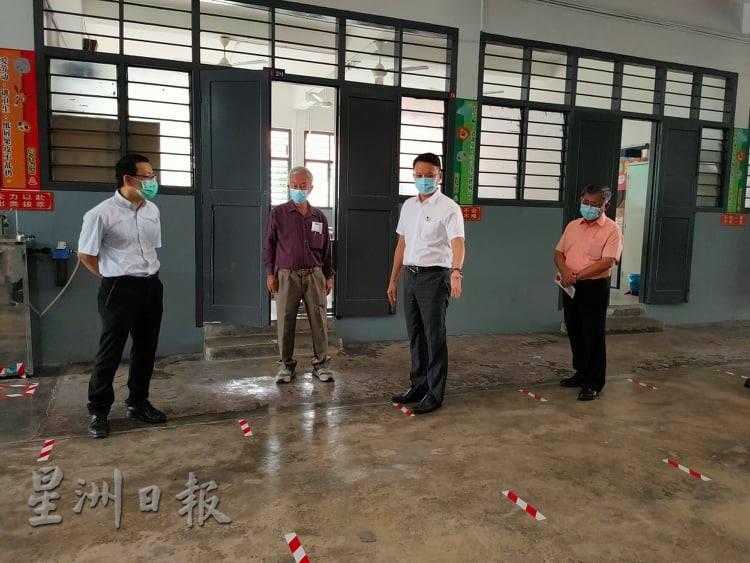 林唐欣（左起）、李受廷、杨顺兴和陈锐国巡视公民二校，确保准备就绪开学。