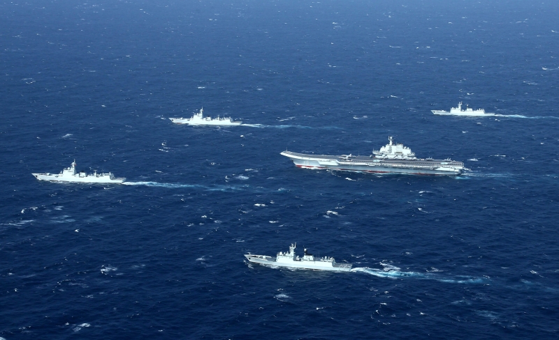 美国国务卿蓬佩奥周一发表声明称，中国在南海的领土主张“完全不合法”，北京也第一时间反击。此事料将使充满矛盾的中美关系进一步恶化。图为2017年1月2日，中国航母“辽宁号”及其海军编队在南海进行多项训练。（法新社照片）
