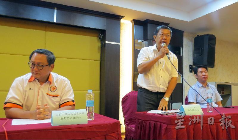 锺来福（右起）与陈国耀丶黄思敏先後回应与会代表们提出的各种疑问。