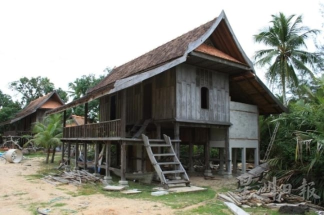 登嘉楼Terrapuri民宿收集了该州许多老旧的高脚木屋，有些甚至达到两百多年的历史。这些建筑被原来的主人遗弃并拆除，后来被民宿主人收购后，在Penarik重新兴建成为独具一格度假村。
