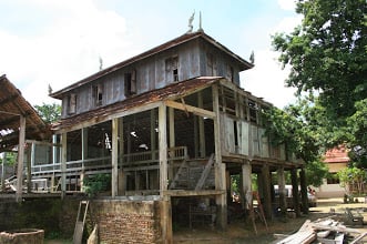 在哥打峇鲁市附近的Chabang Empat的高脚木屋，原为南传佛教寺庙，具有泰南及马来风土建筑的混合样式。