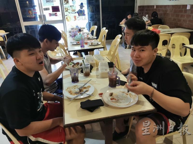 周立弘（前左一）、李竟铨（前右一）、戴乙程（左二）及郑迪阳特地到来ABC家乡鸡快餐店回味往事。