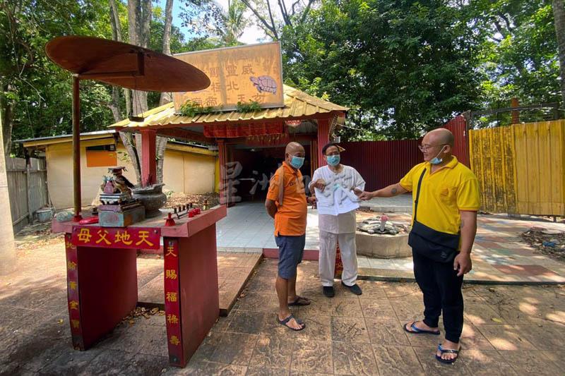 甘德才(左起)、林伍及吕清祥带领记者参观已拥有20年历史的北极玄天上帝庙。 甘德才(左起)、林伍及吕清祥带领记者参观已拥有20年历史的北极玄天上帝庙。