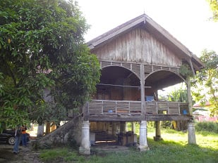 雪兰莪乌鲁冷岳的传统高脚木屋。从构造方式来看，该建筑已有受到印度或西洋建筑的影响，尤其在基脚材料的使用上，以及装饰风格上。