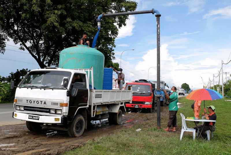 水供中断期间，纳闽水务局安排水车到各地区及村庄派水。