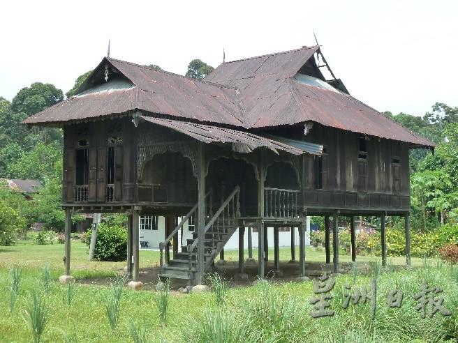 霹雳州的传统建筑（Rumah Kutai）除了母屋，在内口通常有突出的门厅（Anjung），用于接待客人用。
