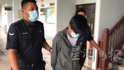 被告于退庭后被庭警押离法庭。