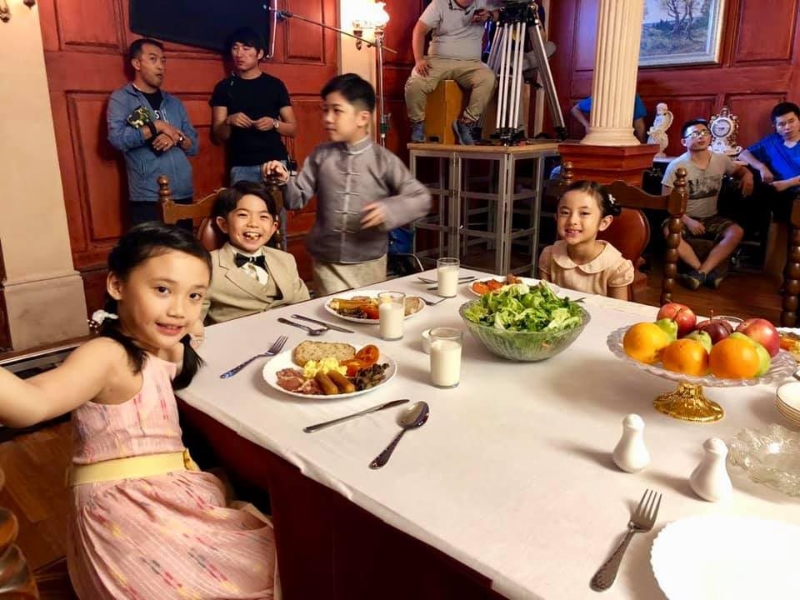 谦乐在中国版《小娘惹》和一群小演员对戏，包括演出小月娘的万子睛。这部剧被指有让人时时垂涎的娘惹美食，让人看了食指大动。　　