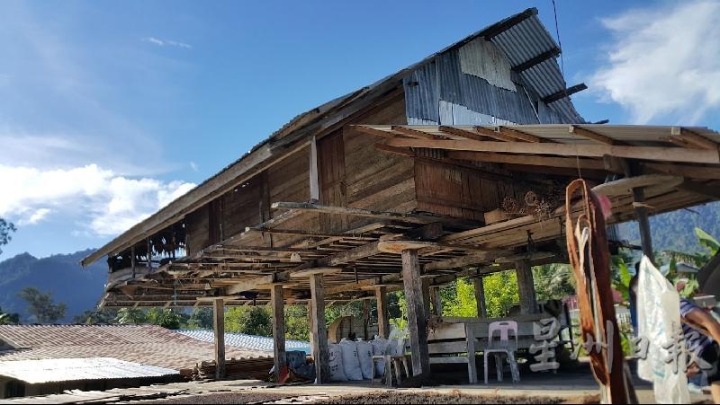砂拉越西连县毕达友族的谷仓，抬高地板主要的目的是为了保持谷粮的干燥，同时避免老鼠或其他野生动物偷食。