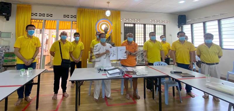 林伍(左)与甘德才展示与僧人签署的协议书,同意理事会把僧寮连接的建筑物都拆除。 林伍(左)与甘德才展示与僧人签署的协议书,同意理事会把僧寮连接的建筑物都拆除。