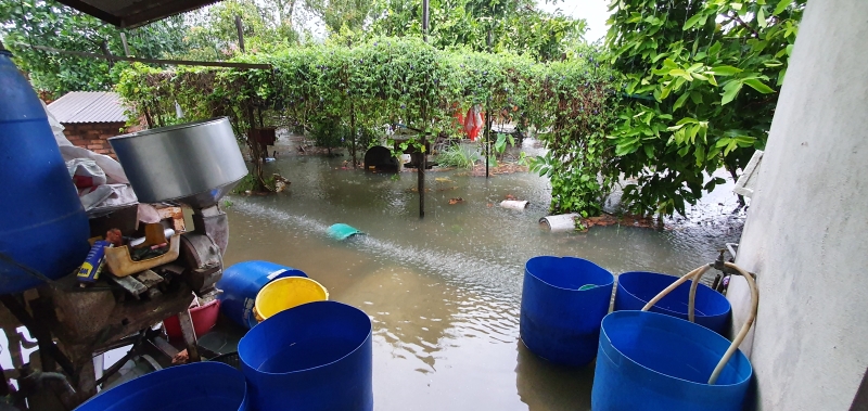 由于隔壁建筑工程及雨季影响，导致翁海英的豆腐制作工厂逢雨必灾。
