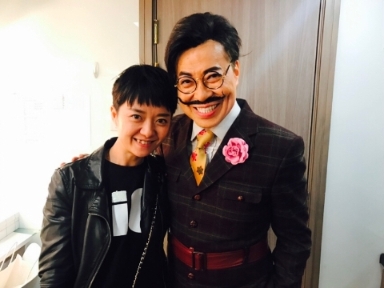 2017年周丹到香港观赏著名舞台剧表演艺术家詹瑞文主演的喜剧《嬉春酒店》，后来她把剧作带到北京演出，并命名为《意乱情迷》。图为她与詹瑞文合影。