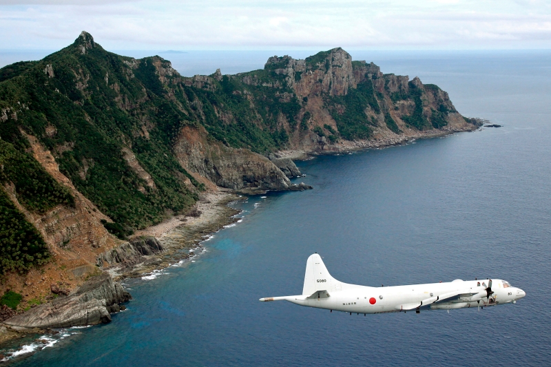 日本在年度防卫白皮书中指责中国公务船反复驶入尖阁诸岛（中国称钓鱼岛）海域。图为日本海上自卫队的P-3C“猎鸟座”侦察机飞越有关争议性海域。（美联社档案照）
