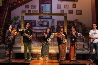 2015年周丹在中国为本地导演颜永祺制作《娘惹艾美丽》，剧目圆满结束后，周丹（左三）致谢幕词。