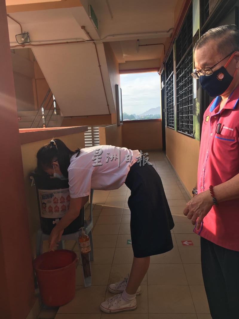 每排教室外都有放置两桶清水和洗手液。