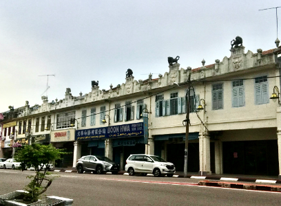 石狮子所在的依士迈街和南峇街，人文荟萃，先后在此居住和活动的社区领袖数不胜数。
