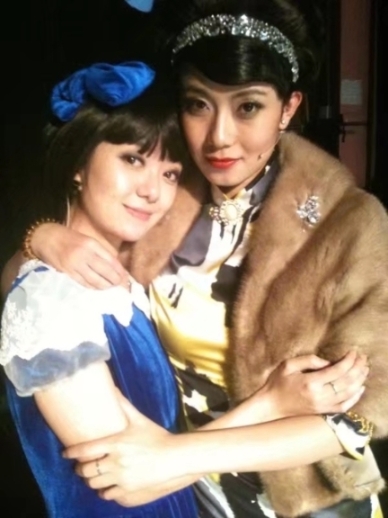 周丹（左）2002年表演专业毕业，图为她演出音乐剧《张爱玲》和演员龙月合影。