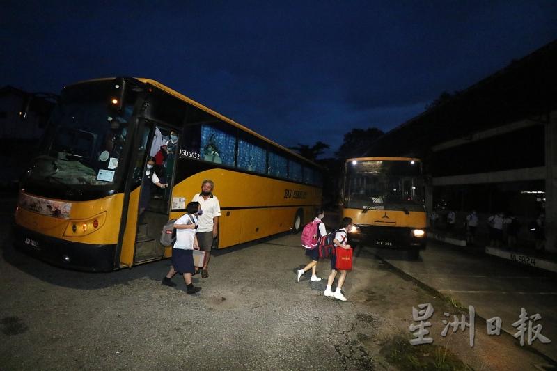 学校巴士业者获准复工，并根据校方订下的时间表载送学生到校。