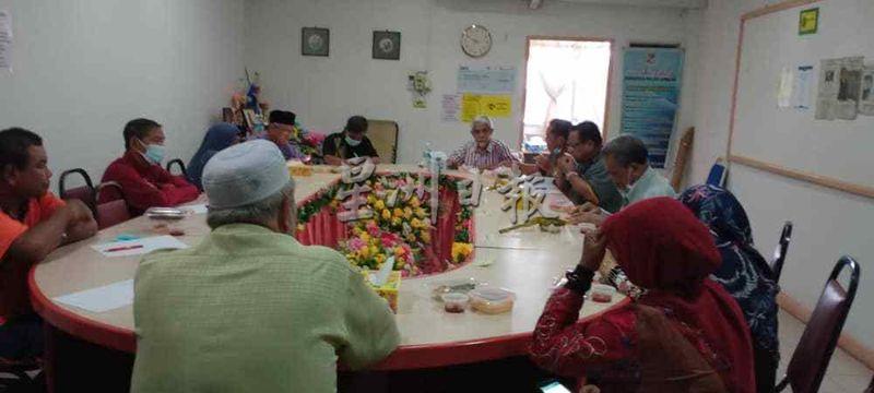 
林梦马来人公会主席莫哈末阿布（左六）日前召开理事会会议。