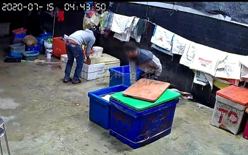 2名窃贼于凌晨闯入古楼港脚一家鱼行，翻箱偷窃海产。