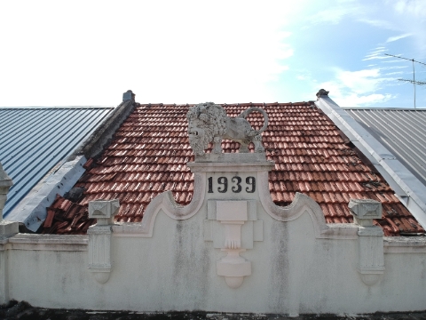 面向铁路的伊士迈街和面朝南峇山的南峇街各有40座双层老建筑，保留完整的共有16座石狮子。