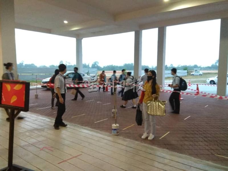 关丹中华中学初一至高一学生重新返校，由于学生踊跃出席，当天出席率达到99.05%。