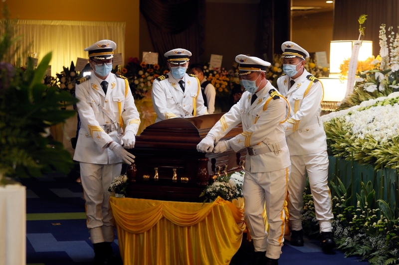 吉隆坡富贵生命馆的忤工为陆庭谕的灵柩扶柩到灵车，准备出发往富贵山庄风景墓园。    

