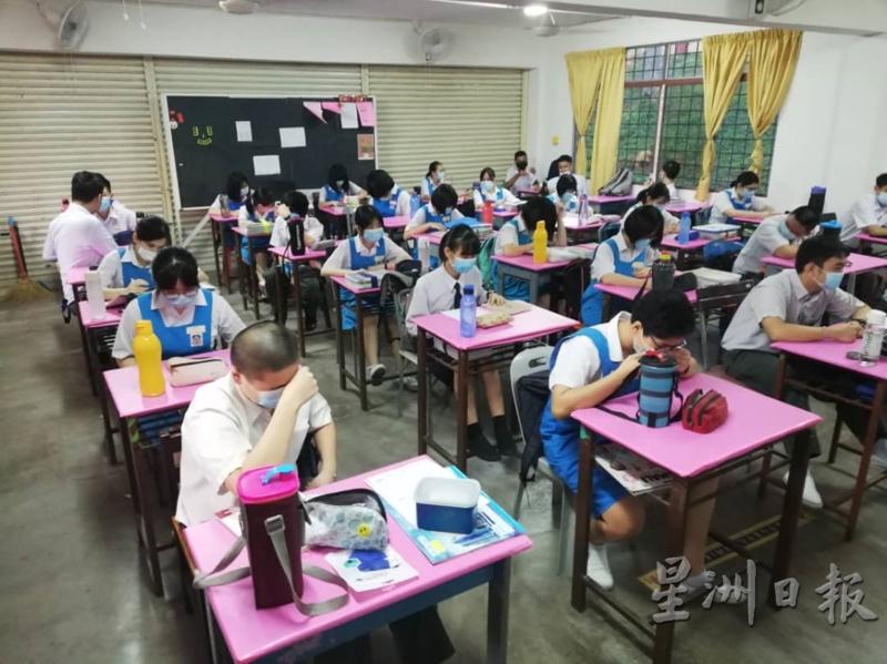 在遵守标准作业程序的同时，校方将课室的桌椅安排到最顶限，确保全班学生在同一班上课。