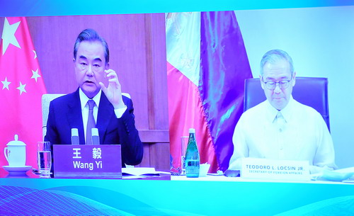 王毅（左）与洛钦举行视频会谈。（中国外交部网站）