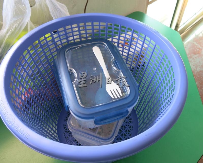 益华小学学生自带餐盒到校盛餐，卫生且环保。
