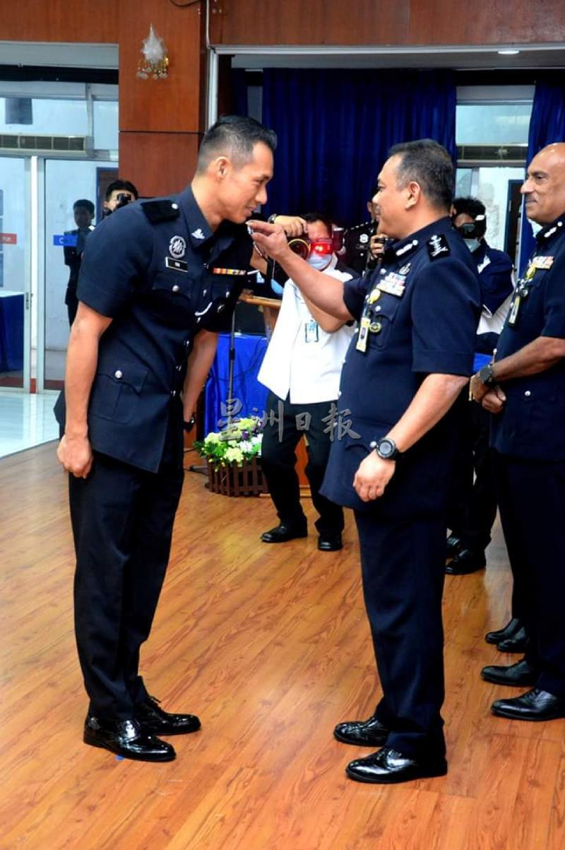 砂州警察总监艾迪（右）为古晋警区情报及行动组主任黄仁民戴上副警监警阶。