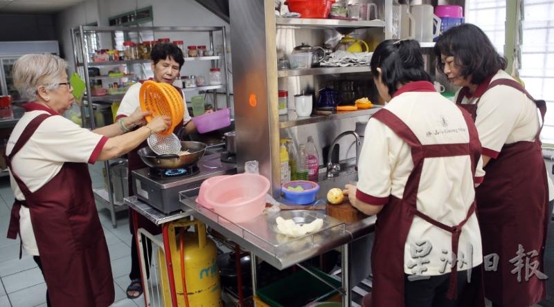 她们五人欢喜做,而最开心莫过于听到大众及信徒赞食物好吃。 她们五人欢喜做,而最开心莫过于听到大众及信徒赞食物好吃。